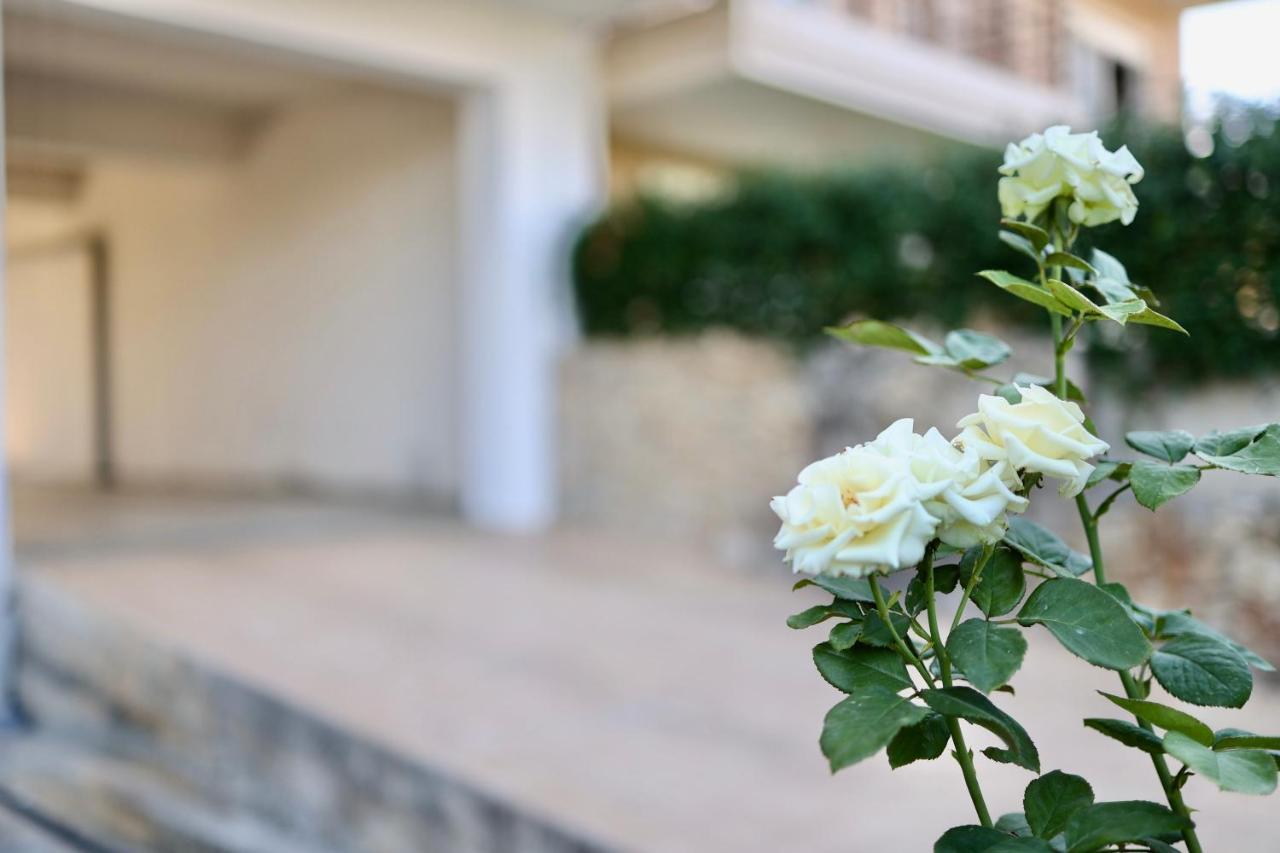 Μικρό Διαμέρισμα Της Αγγελικής Με Αυλή Και Parking Kalamáta Eksteriør bilde